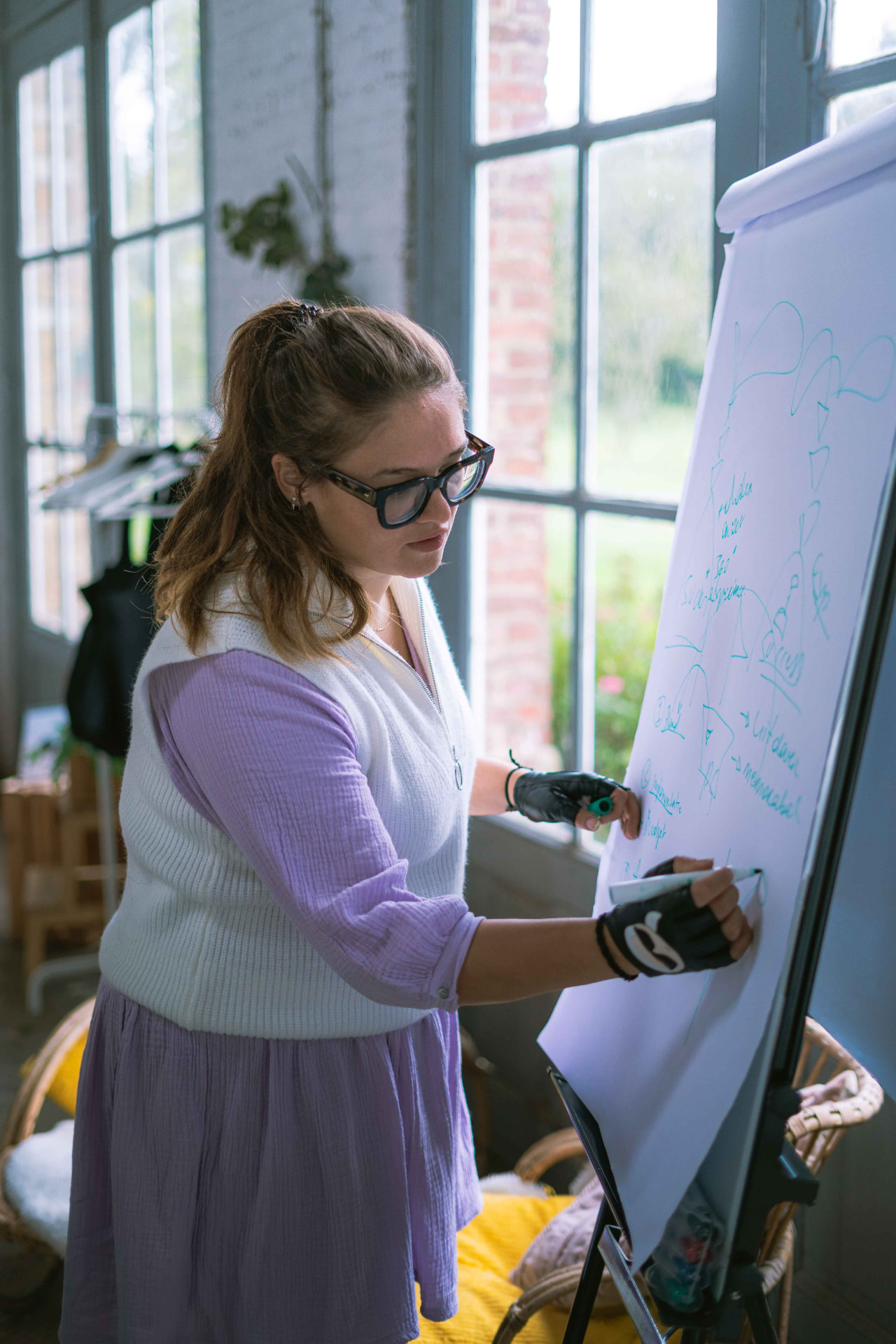 Veronika schrijft de klantentaal uit op de flipchart tijdens een salessprint